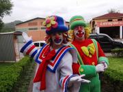 Patati e Patatá da carreta da alegria saem na porrada durante apresentação  infantil em Santa Catarina; veja